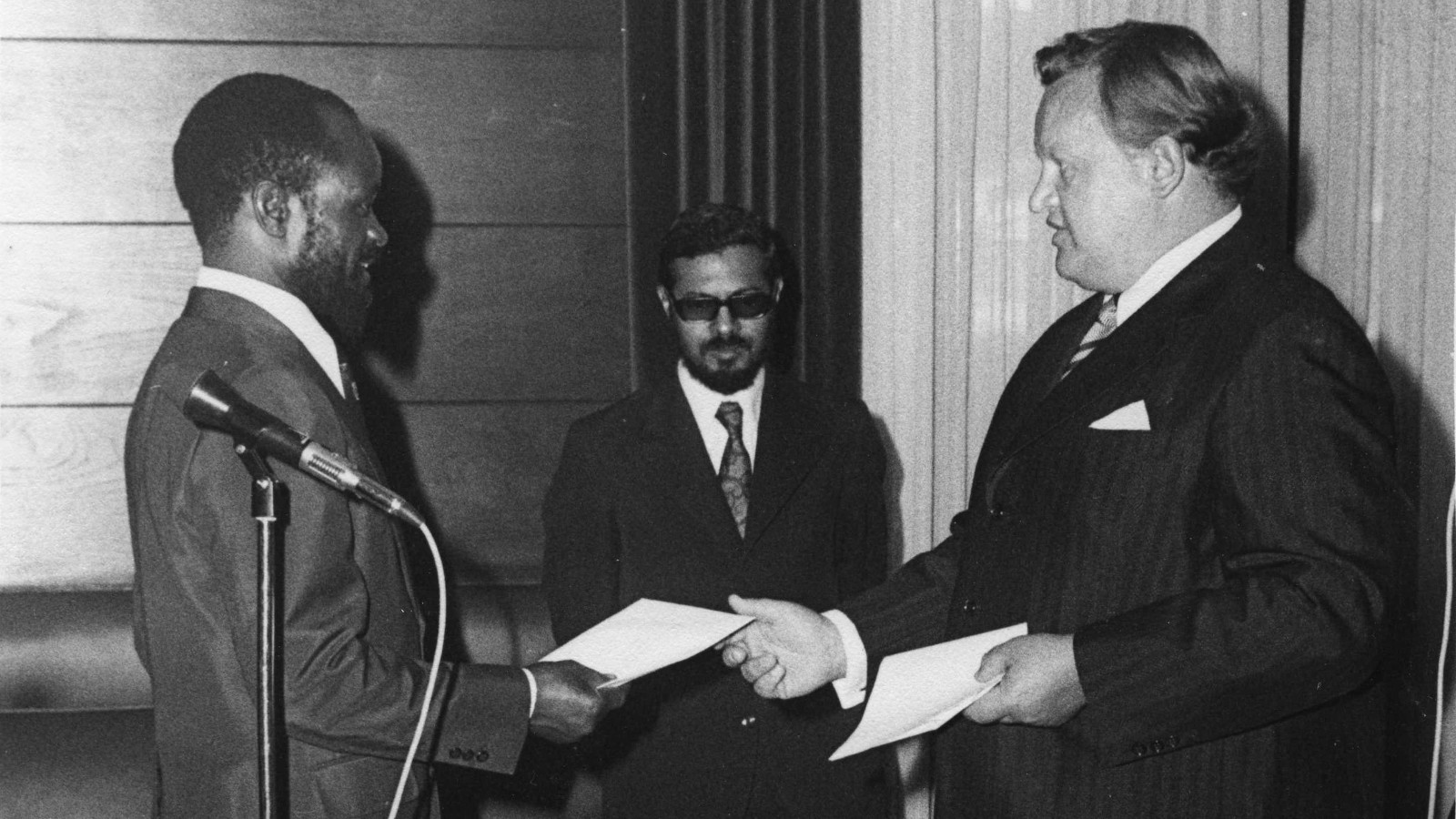 Ambassador Ahtisaari presenting his credentials to President of Mozambique Samora Machel.