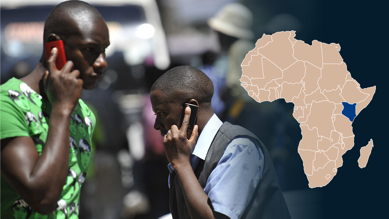 Kaksi kenialaista puhuu kännykkään Nairobin ihmisvilinässä. Kuvassa myös Afrikan kartta, johon on merkitty Kenian sijainti.